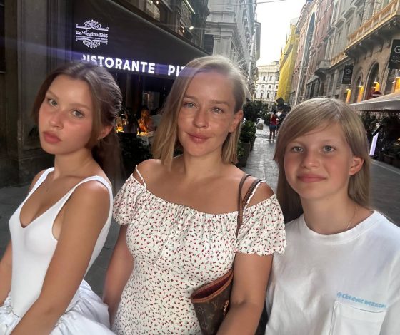 Младшая дочь Юлии Пересильд дебютировала на красной дорожке