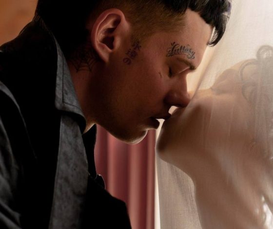 Любовь, готика и резня в опере: почему новый «Ворон» с Биллом Скарсгардом превзошел все ожидания