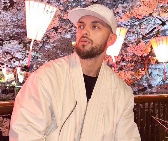 ST объяснил резкую смену имиджа: усы, как у Сальвадора Дали