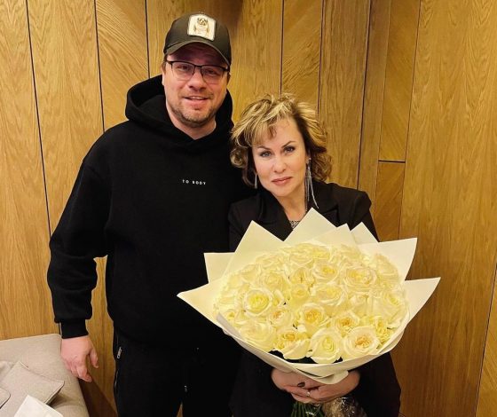 Как выглядела мама Гарика Харламова на его свадьбе: прозрачное платье и вьющиеся локоны