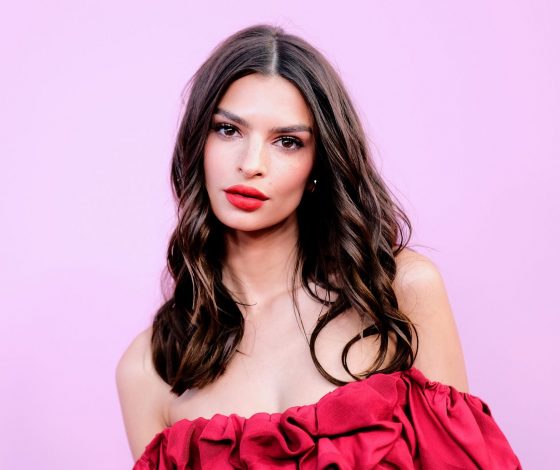 Эмили Ратаковски сняли на прогулке: что с ее губами?