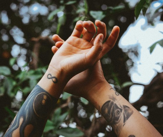 Показываем новый тред про татуировки. Он учит переводить все надписи на русский язык