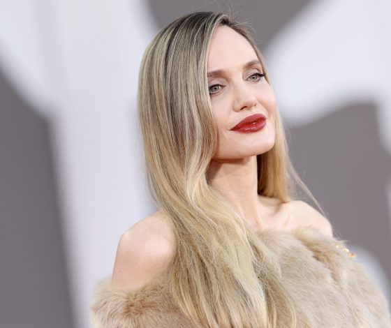 Кашемировые платья – вечный тренд осени. Анджелина Джоли показывает, как их носить