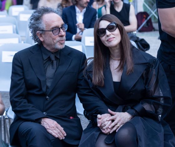 Влюбленные глаза и элегантные наряды: Моника Беллуччи и Тим Бертон прибыли на первый показ «Битлджуса 2»