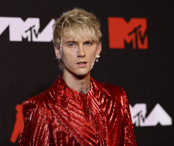 Machine Gun Kelly сменил имидж на фоне разлада с беременной Меган Фокс