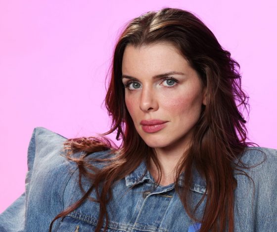 Джулия Фокс опубликовала фото с подросшим сыном. Похожи?