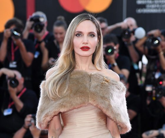 Что связывает Анджелину Джоли с рэпером Akala, с которым она вышла в свет