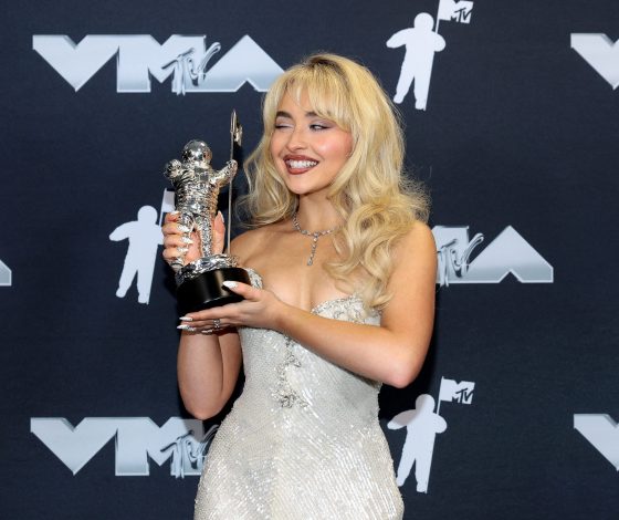 Сабрина Карпентер вышла на красную дорожку премии VMA в легендарном платье Мадонны