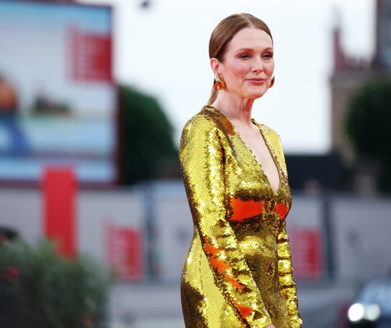 63-летняя Джулианна Мур блистает в Венеции в золотистом платье с акцентным декольте