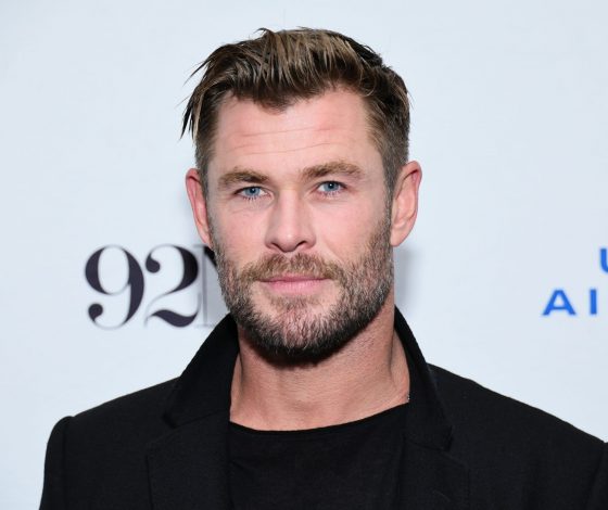 Крис Хемсворт с детьми показали, как покоряют волны во время серфинга