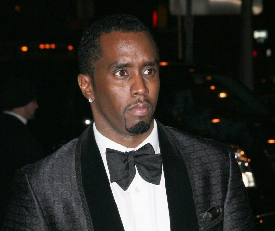 «Твой сын – насильник»: мать и шестерых детей Пи Дидди освистывали при выходе из суда