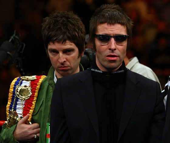 Спустя 30 лет: первый альбом Oasis снова возглавил чарты