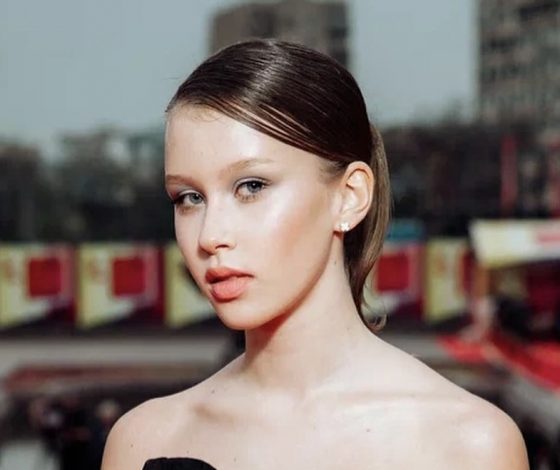 15-летняя Анна Пересильд появилась на линейке. Смотри фото