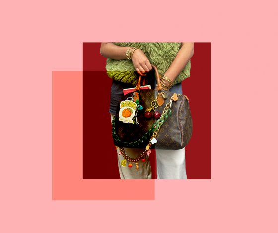 Брелоки и «детские» детали на сумках все еще в тренде – вот как их носить сегодня