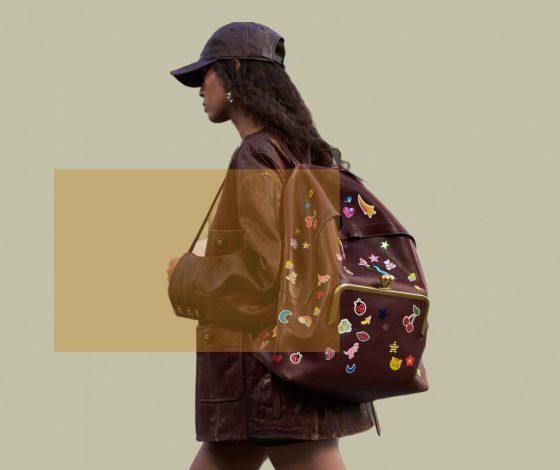 На эту и на ту: наклейки на сумки – большой тренд следующей весны, но мы предлагаем присмотреться к нему уже сейчас