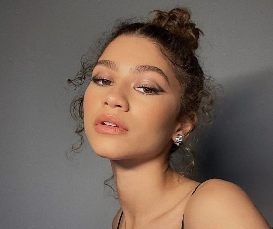 В этом сезоне застегиваем кардиган только на верхние пуговицы, как это делает Зендея