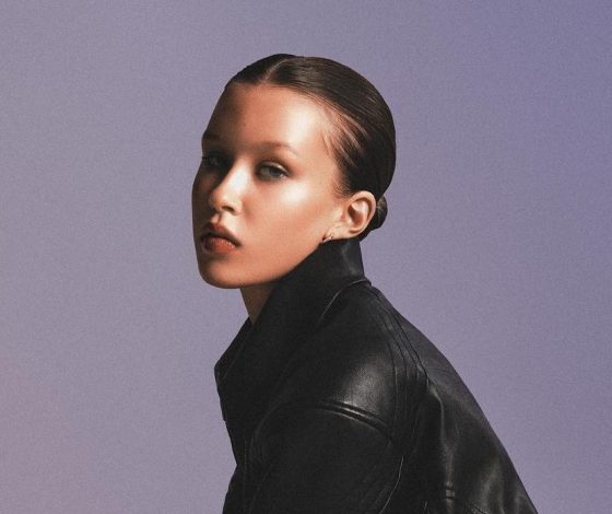 Анна Пересильд в комбинезоне из пайеток снялась на красной дорожке