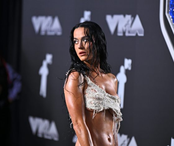 Наряд Кэти Перри на красной дорожке VMA привел фанатов в недоумение: «Занавески, попавшие в автомойку»