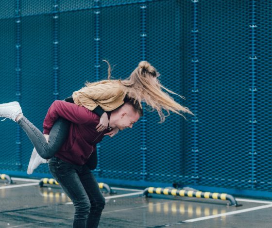 С ног на голову: в TikTok появился новый тренд для пар