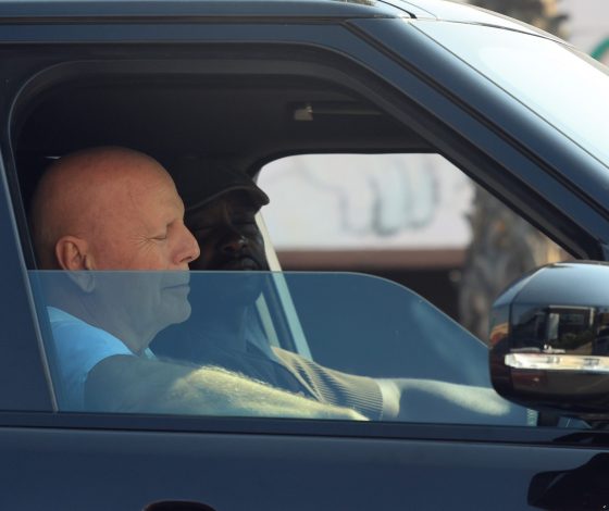 Выглядит усталым: поклонники переживают из-за новых фото Брюса Уиллиса