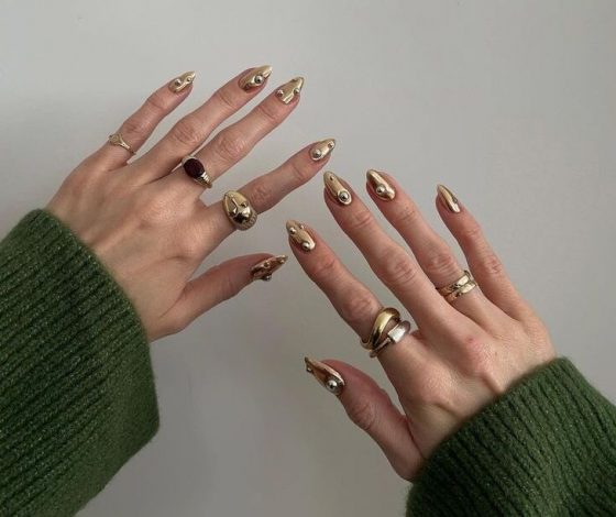 Золото, но не на шее: 10 идей «металлического» маникюра