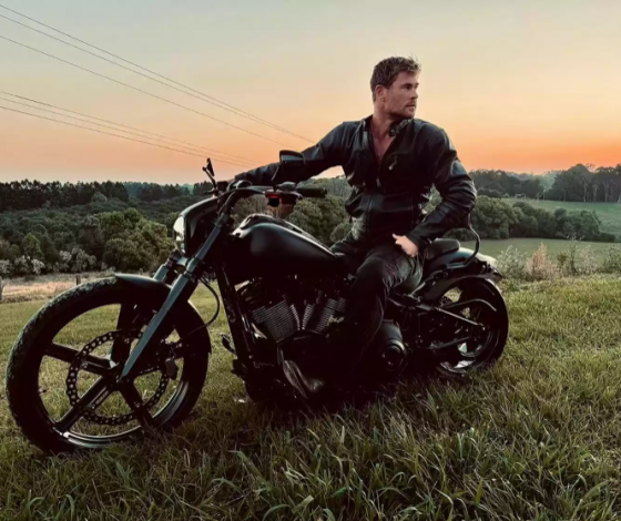 Семейный выход: Крис Хемсворт показал фото мотопрогулки с отцом и братом