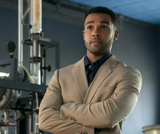 Люсьен Лависконт рассказал, что забрал себе со съемок «Эмили в Париже»