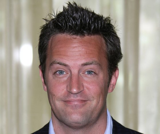 Вспомнить все: как менялась внешность Мэттью Перри