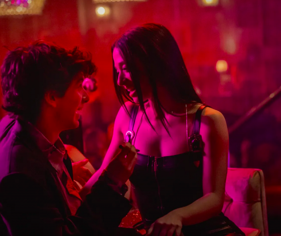 Бандажные платья могут вернуть на модный олимп? Главная героиня «Аноры» точно голосует за