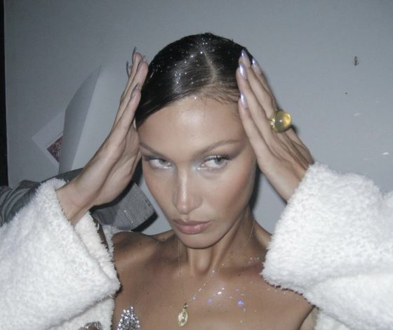 Белла Хадид подтверждает тренд на сумки с бахромой, и мы теперь точно хотим такую