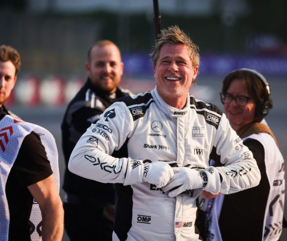 Фанатка неожиданно поцеловала Брэда Питта. Вот как отреагировал актер