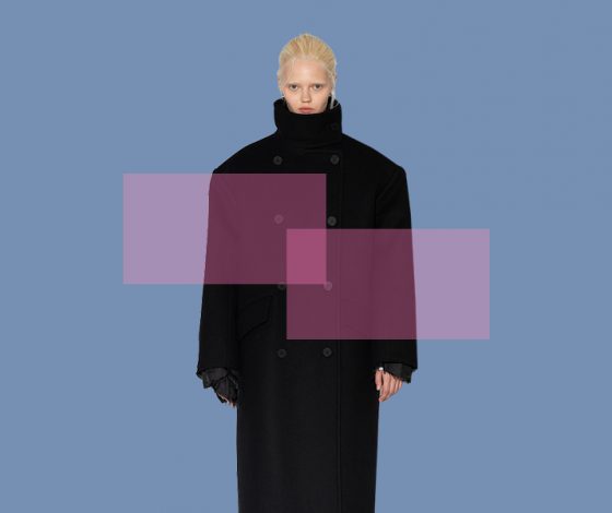 Укороченные, ультрадлинные и с акцентными плечами: 10 темных пальто на осень, в которых ты проходишь не один год