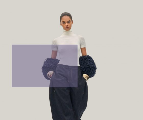 Брюки и джинсы силуэта «подкова» – большой тренд этой осени. Вот как их носить