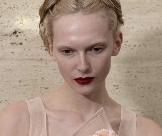 Серебристая тушь и макияж «после тренировки»: главные бьюти-тренды с Недель моды