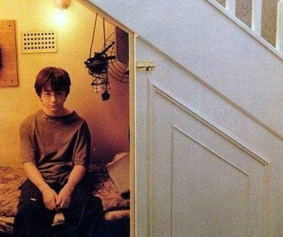 Парень показал, как живет в Москве в кладовке за 15 000 рублей