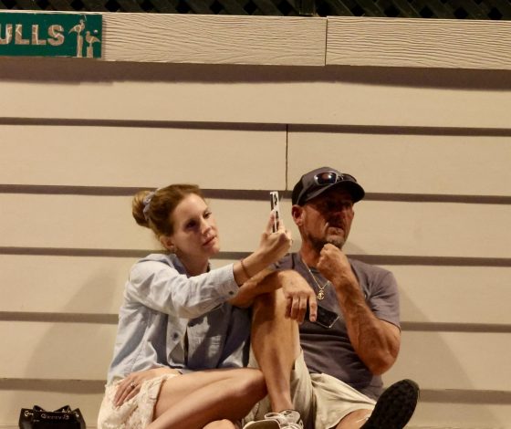 Лана Дель Рей впервые вышла в свет после свадьбы: фото