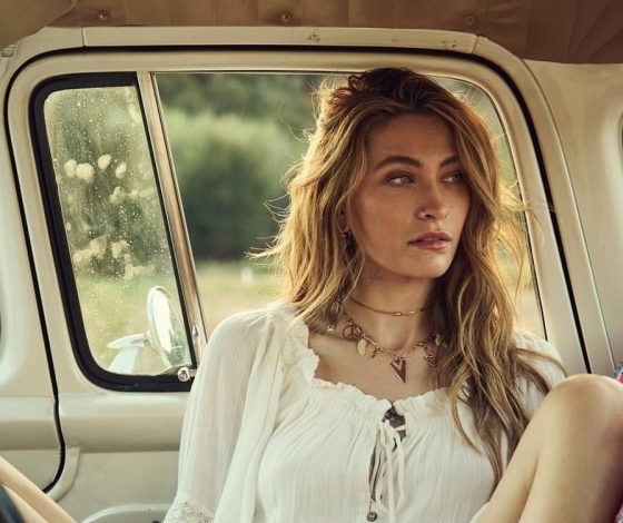 Дочь Майкла Джексона заметили на прогулке с возлюбленным