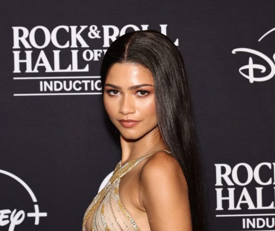 Зендея повторила культовый образ Шер на красной дорожке