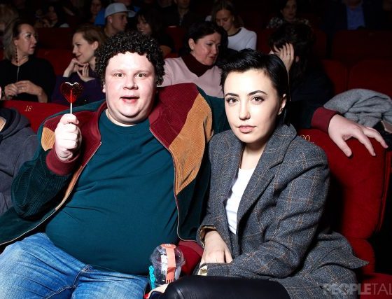 Звезда фильма «Я худею» Евгений Кулик с женой устроил гендер-пати и раскрыл пол третьего ребенка