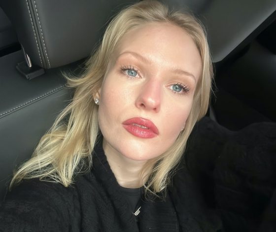 Елизавета Базыкина вновь покоряет подиум: смотри образ актрисы с показа