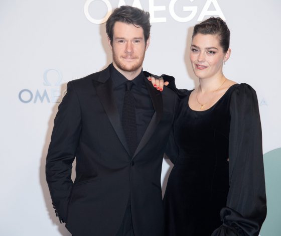 Коннор Суинделлс из «Полового воспитания» и Эмбер Андерсон сыграли свадьбу: фото