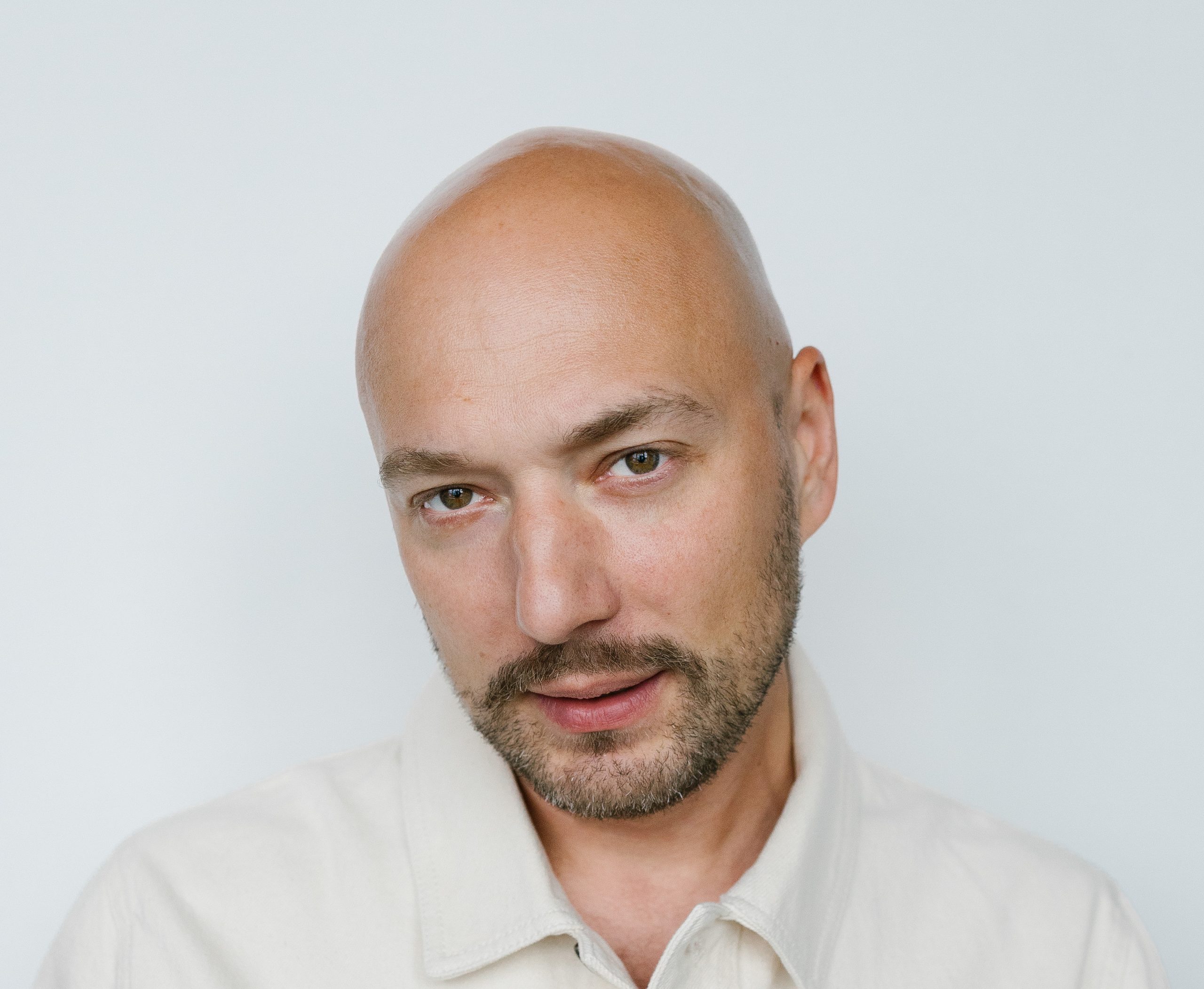 Vladimir Marconi will showcase the stars in his “Gossip Shaker” program over a glass of disgusting cocktail