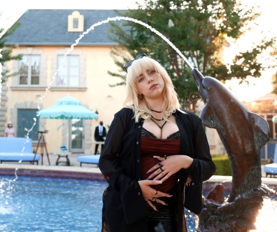 Билли Айлиш рассказала о болезни, которая мучает ее с детства: «Постоянно испытываю боль»