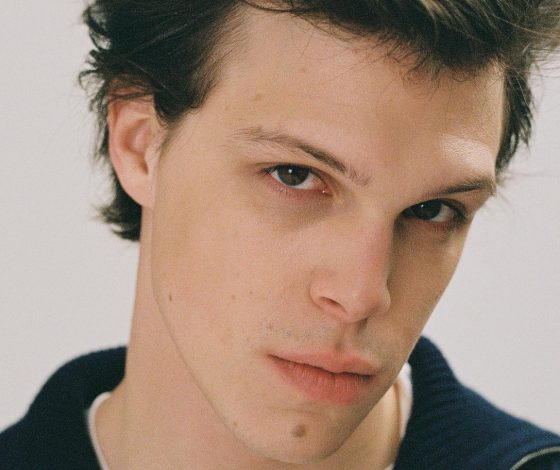 Григорий Верник проводит новогодние каникулы со звездой новых «Папиных дочек» Полиной Денисовой