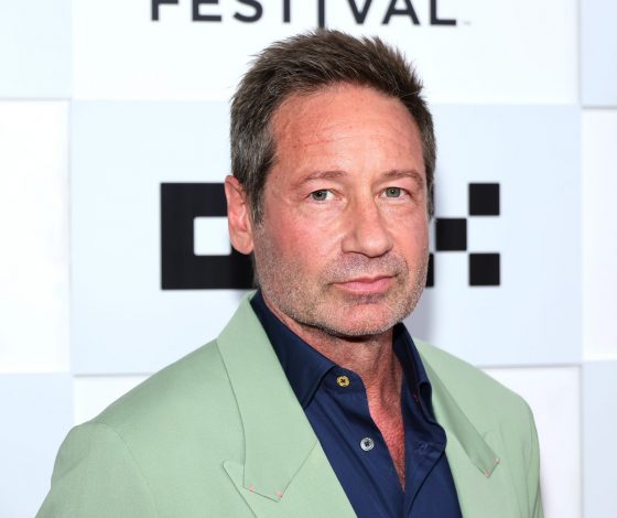 Дэвида Духовны заметили на редкой прогулке с дочерью