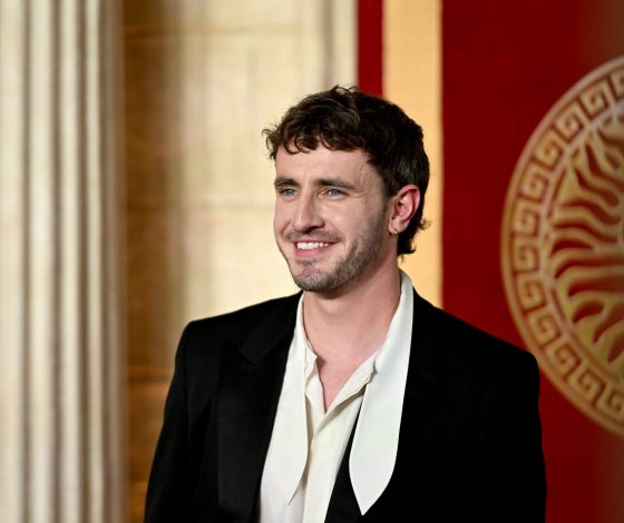 Классический черный галстук – скучно. Вот какой вариант выбирает Пол Мескал