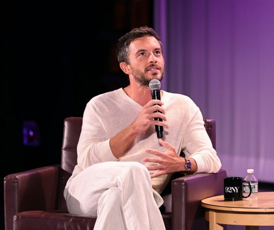 Джонатан Бейли рассказал о неожиданной связи «Бриджертонов» и фильма «Злая: история ведьмы Запада»