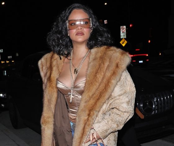 Рианна носит объемную шубу с элегантным корсетом, и мы точно хотим повторить этот образ