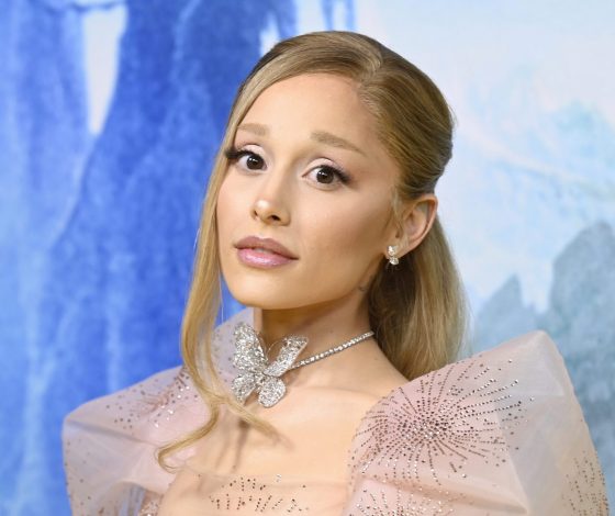 Ариана Гранде посмотрела мюзикл «Злая» с 99-летней бабушкой