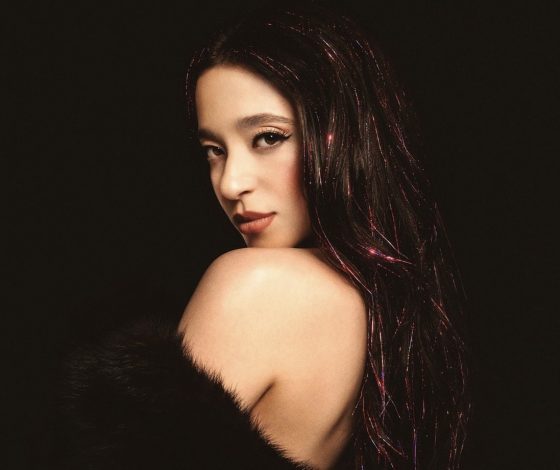 Повторяем трендовую прическу в стиле главной героини фильма «‎Анора»‎